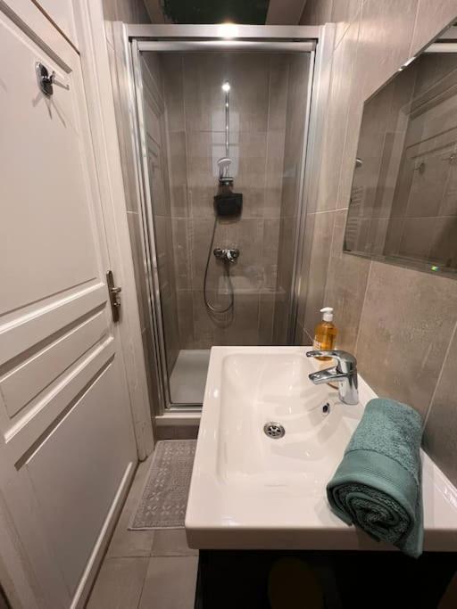 Studio Balcon Champs-Elysees - Hala ปารีส ภายนอก รูปภาพ
